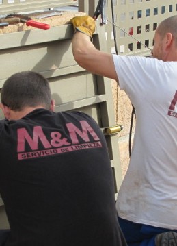 Pequeños trabajos de mantenimiento (pintura puerta)